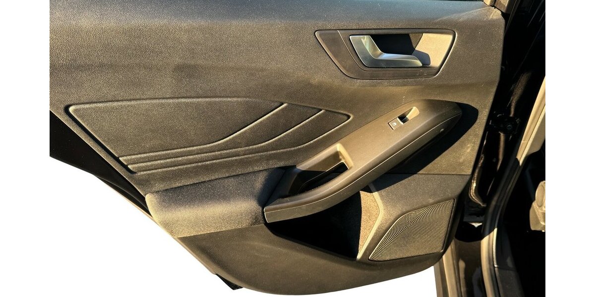 Ford Focus Titanium *Navi/SHZG/LED/TPMT/PDC/1.HD* 18.680 km 18.770 &euro; Bamberg 96052