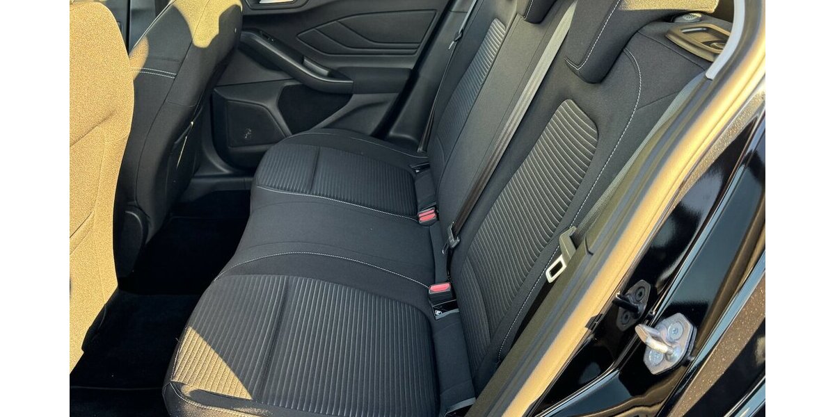 Ford Focus Titanium *Navi/SHZG/LED/TPMT/PDC/1.HD* 18.680 km 18.770 &euro; Bamberg 96052